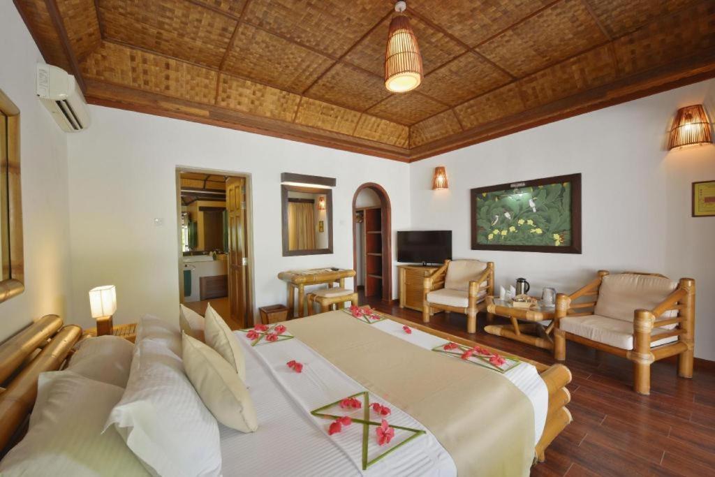 Angaga Island Resort And Spa Екстериор снимка