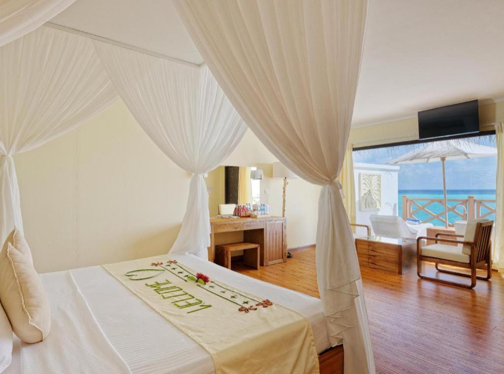 Angaga Island Resort And Spa Екстериор снимка