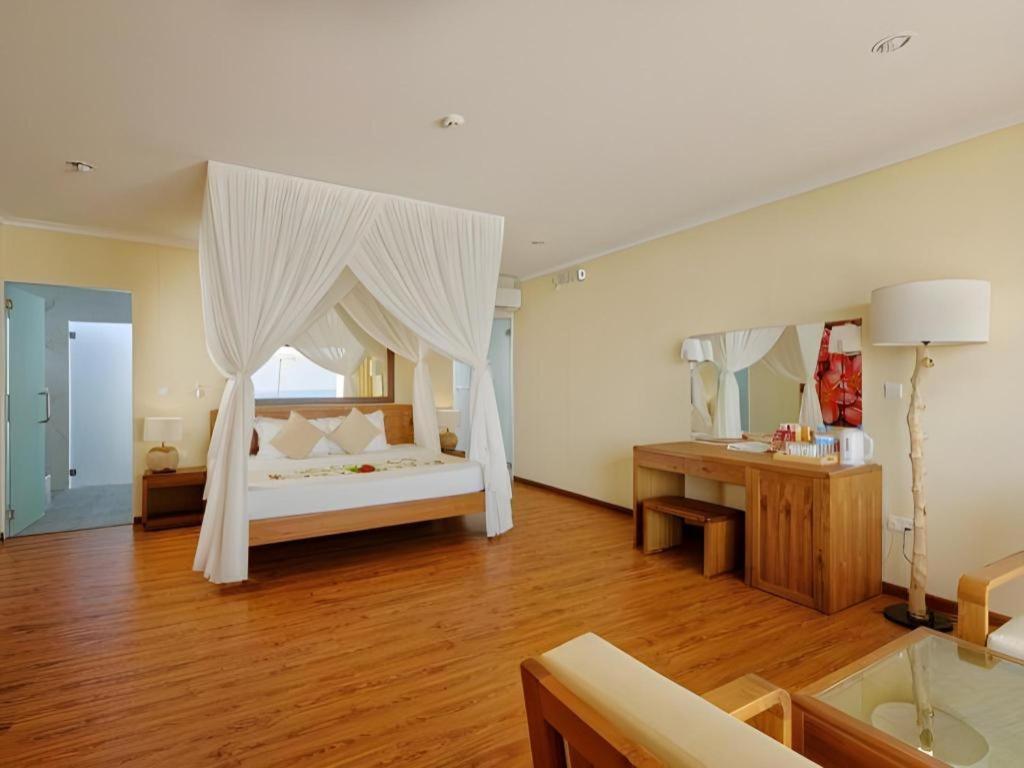 Angaga Island Resort And Spa Екстериор снимка